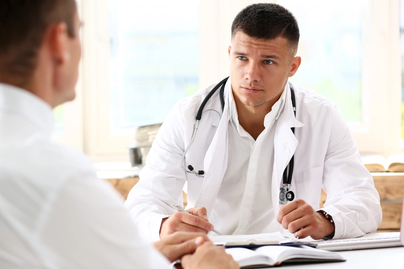 Врач и пациент обсуждают кодирование гипнозом