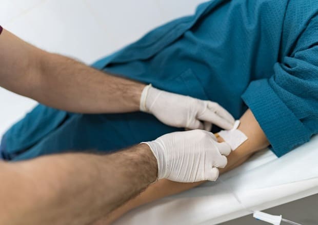 доктор проводит снятие ломки